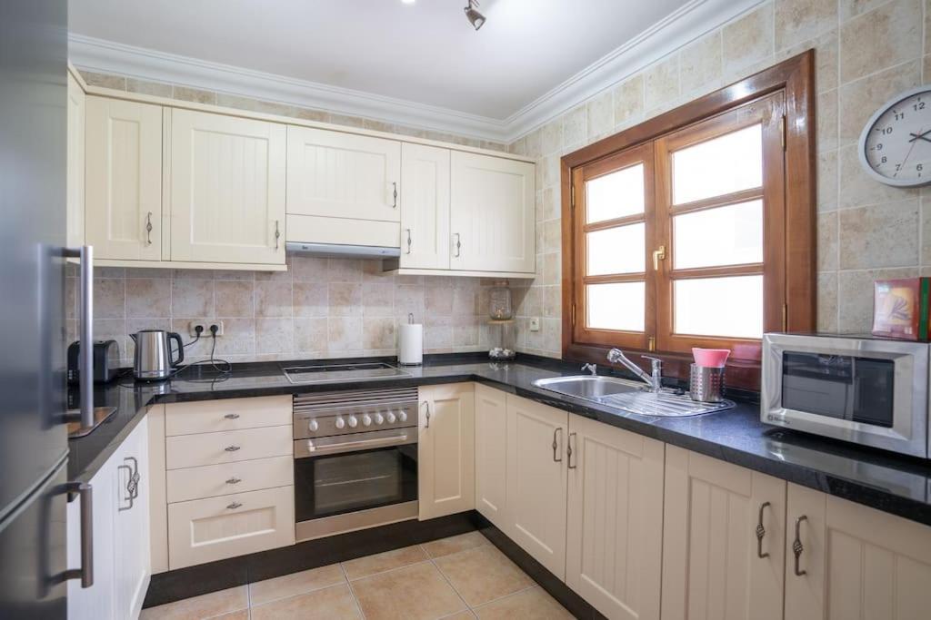 Beautiful Home In Lanzarote 5 Mins From Marina Playa Blanca  Bagian luar foto